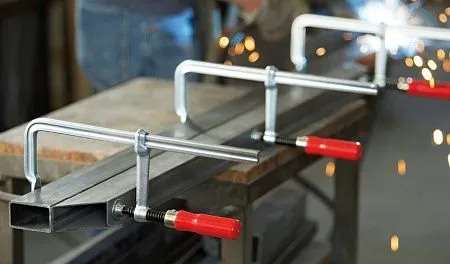 Цельнометаллическая струбцина с деревянной ручкой classiX GS 400/120