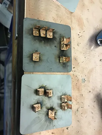 Лепестковый контакт заземления F1