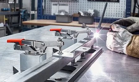 Горизонтальный зажим с открытым плечом и горизонтальным основанием STC-HH /35