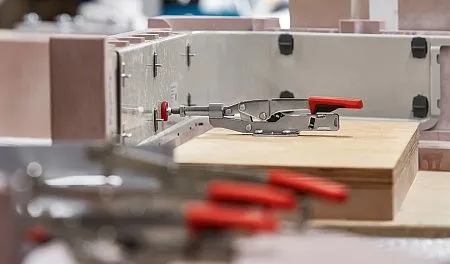 Зажим с выдвигаемым упором на горизонтальном основании STC-IHH /35