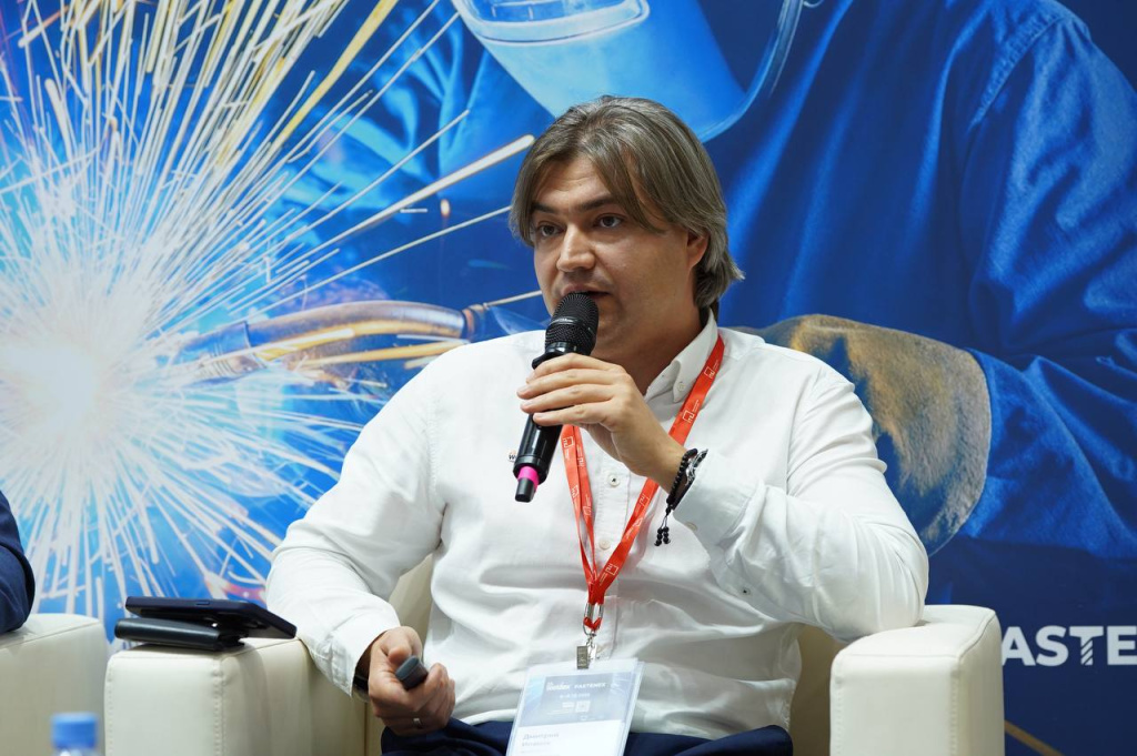 Дмитрий Ипанов выступает на выставке Weldex 2026