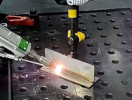 Аппарат 3в 1 для лазерной сварки, резки, очистки со встроенным чиллером мощностью 2 квт